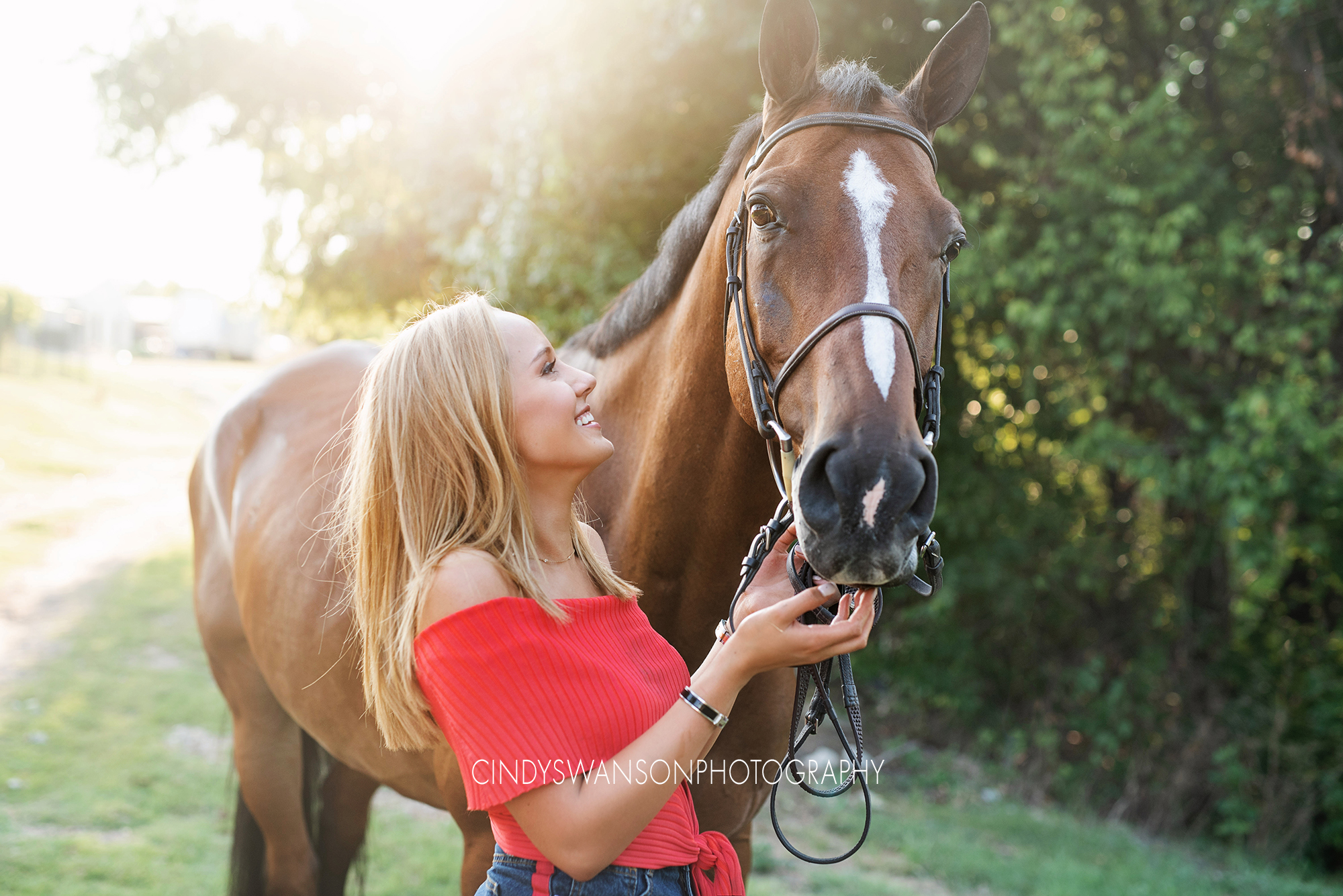 girl with her horse senior portraits